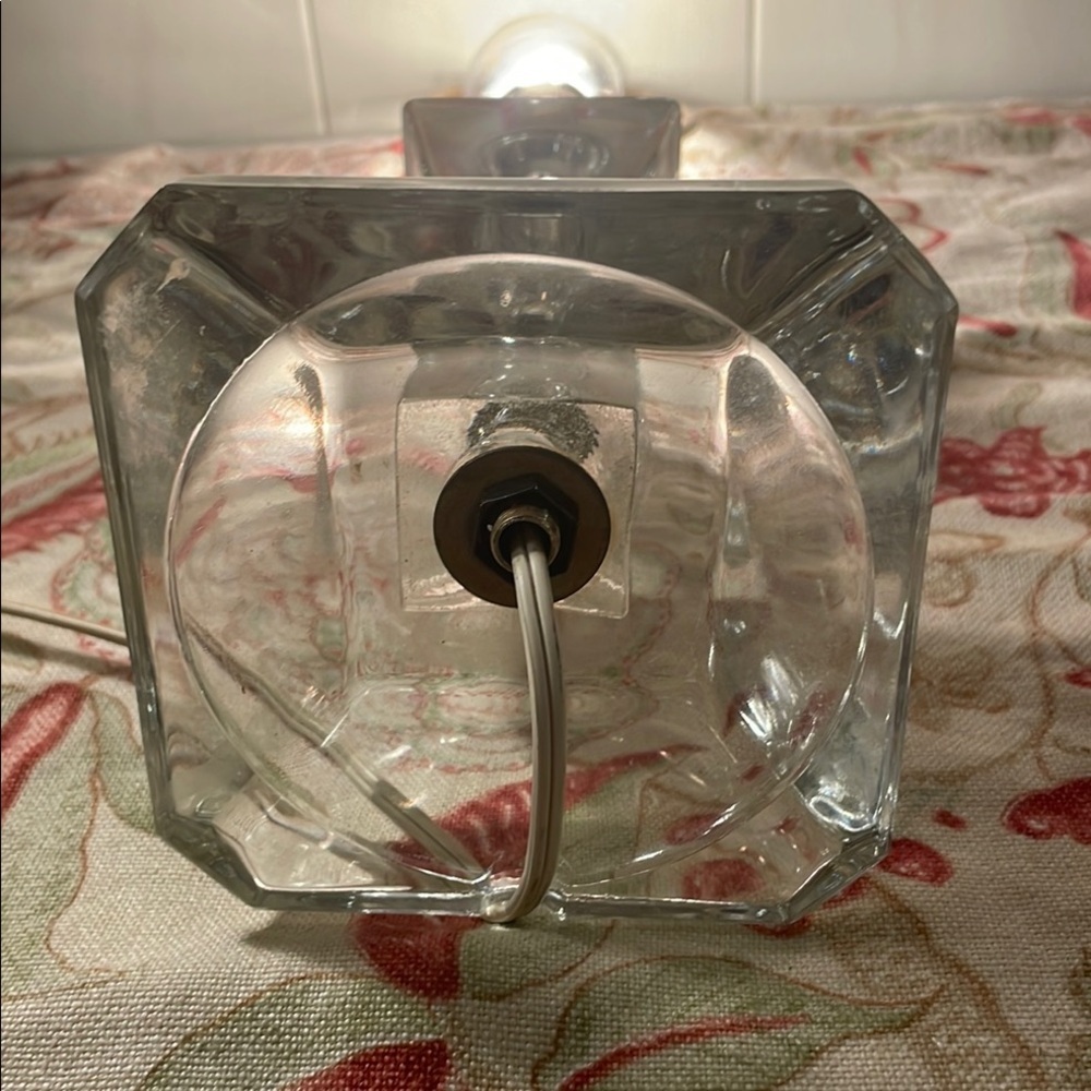 Clear Lucite Stacked Cube Table Lamp Art Deco or Mid Century - Picture 5 of 15
